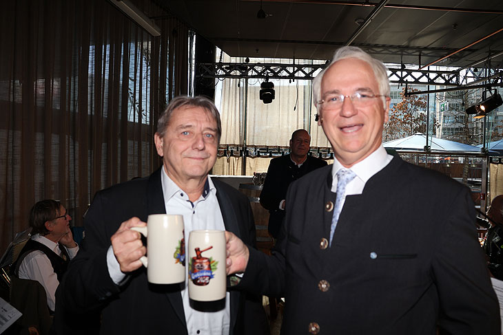 Aviator Anstich 2025 und Derblecken am Flughafen: Ingo Anspach (li.) hatte die regionalen Inhalten zum Derblecken durch Wolfgang Krebs alias Edmund Stoiber vorbereitet (©Foto: Martin Schmitz)
